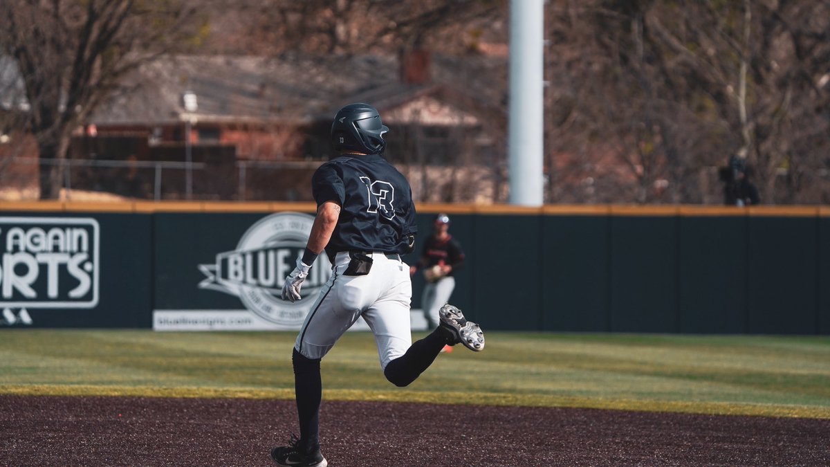 ORUBaseball's tweet image. With no baseball this weekend, let's check out our @thesummitleague leaders.

𝗢𝗳𝗳𝗲𝗻𝘀𝗶𝘃𝗲 𝗟𝗲𝗮𝗴𝘂𝗲 𝗟𝗲𝗮𝗱𝗲𝗿𝘀

▶️ Caleb Denny (30 runs, 33 RBIs)
▶️ Mac McCroskey (38 hits)
▶️ Jackson Loftin (12 steals)
▶️ Justin Quinn (3 triples)

#ORUBase x #GoldenStandard