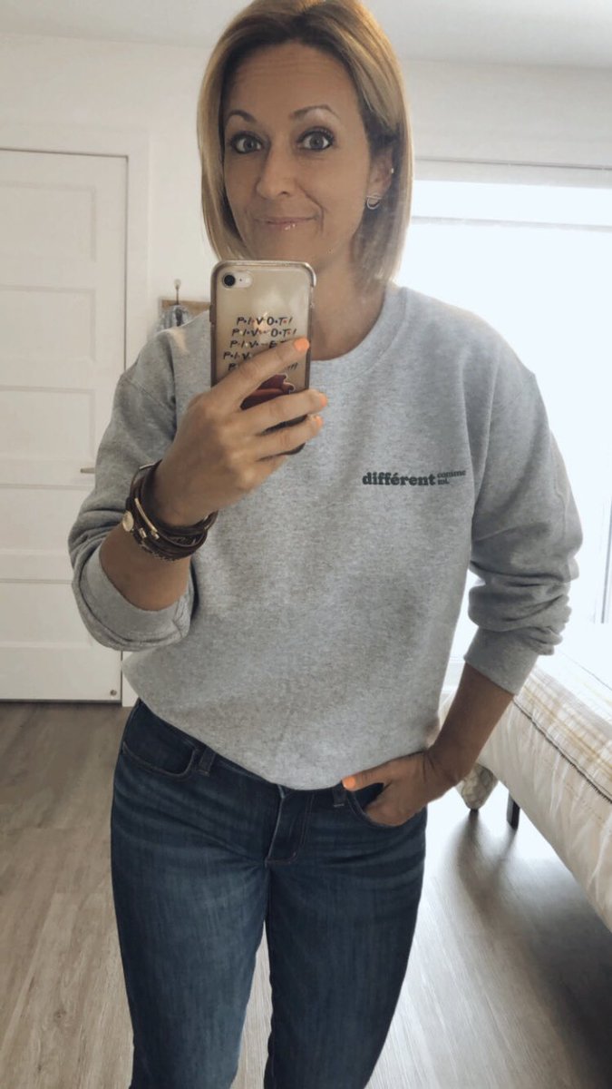 JuliePaquinB's tweet photo. Je viens de recevoir mon chandail #differentcommetoi de la Fondation Véro et Louis! 🤩 Si le cœur t’en dit, la campagne de financement se poursuit. #autisme https://t.co/lRfsrAgijW