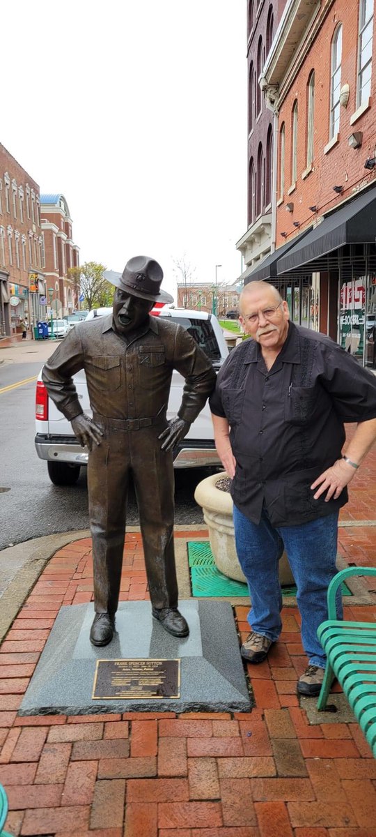 Clarksville_CVB's tweet photo. Don’t overlook Frank Sutton’s statue when you’re exploring downtown Clarksville!
#publicart #franksutton #icanthearyou #frankonfranklin #clarksvilletn #Visitclaksvilletn #art
📷 @thetravelfool https://t.co/Yn6Ep8bcxC