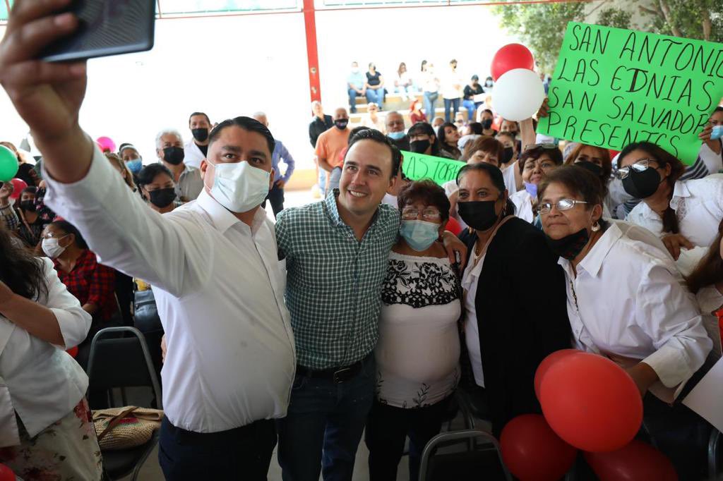 manolojim's tweet photo. Seguimos pa’ delante en #Torreón con #MejoraCoahuila. Siempre es un gusto saludar a nuestro gran equipo de la Perla de la Laguna. 
Vamos juntos a seguir construyendo la grandeza de #Coahuila. Gracias por el cálido recibimiento de siempre. 👍🏼🤠💪🏼 https://t.co/NxkW8GMFNd
