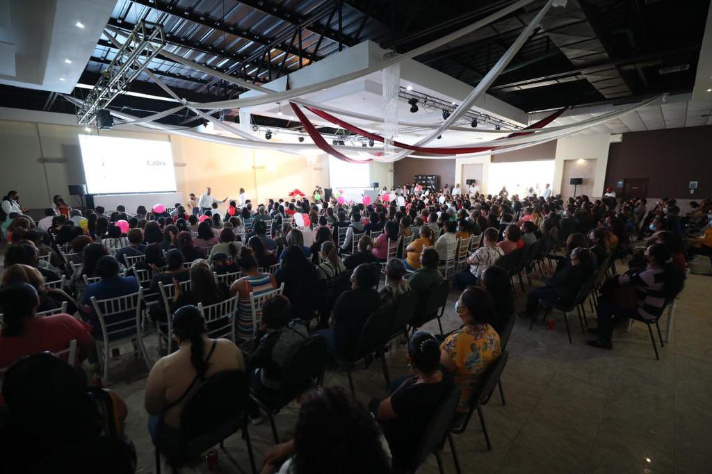 manolojim's tweet photo. Seguimos pa’ delante en #Torreón con #MejoraCoahuila. Siempre es un gusto saludar a nuestro gran equipo de la Perla de la Laguna. 
Vamos juntos a seguir construyendo la grandeza de #Coahuila. Gracias por el cálido recibimiento de siempre. 👍🏼🤠💪🏼 https://t.co/NxkW8GMFNd