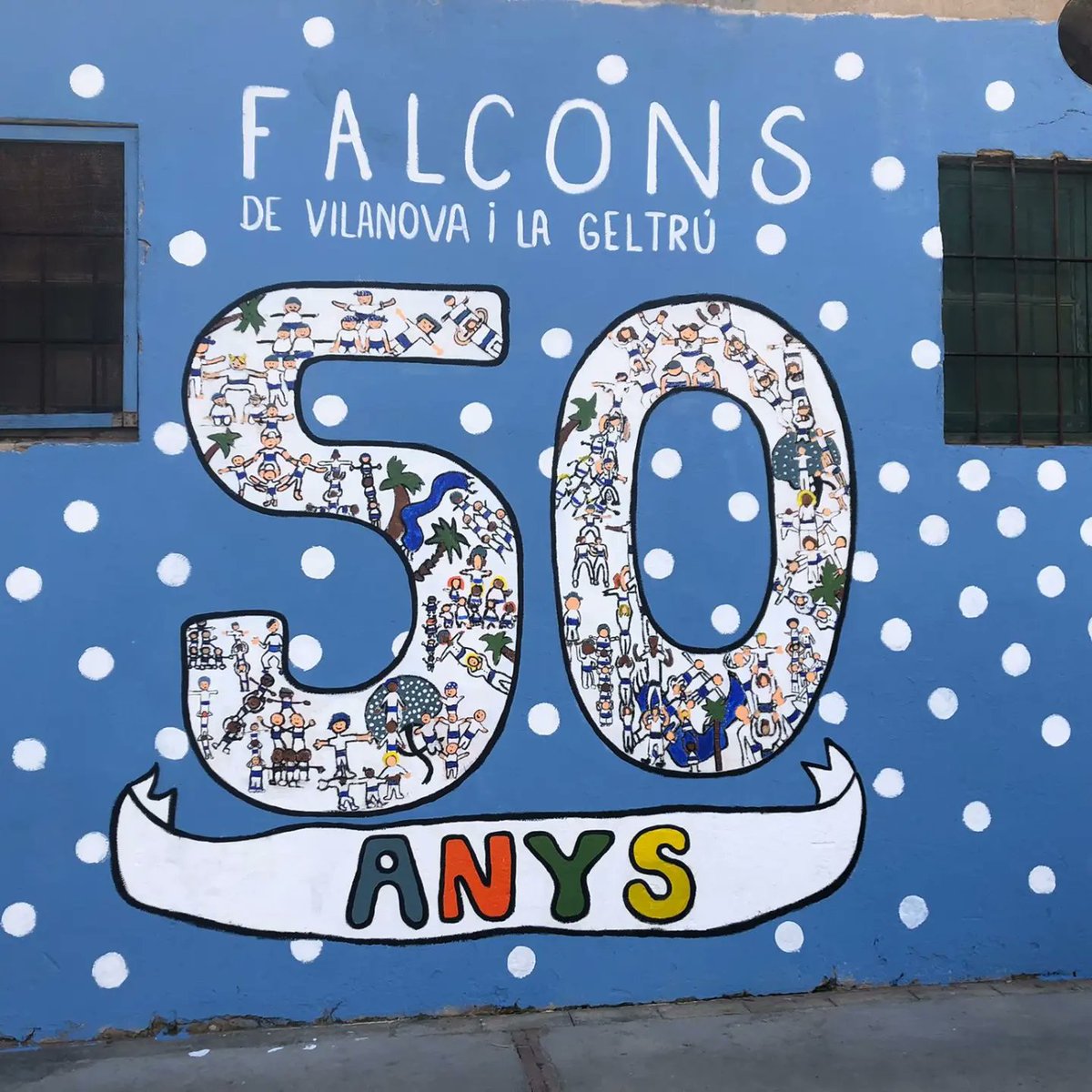 FalconsVilanova's tweet photo. 💙 Ja tenim mural a la plaça de Cal Ganeta!

Els alumnes de 5è del @AMPAVolerany , guanyadors del concurs, i les artistes Inma Gonzàlez i Irene Garzie ens han ajudat a pintar-lo!

Gràcies a tots i totes, ha quedat genial!!! https://t.co/BTJwSvG9Ae