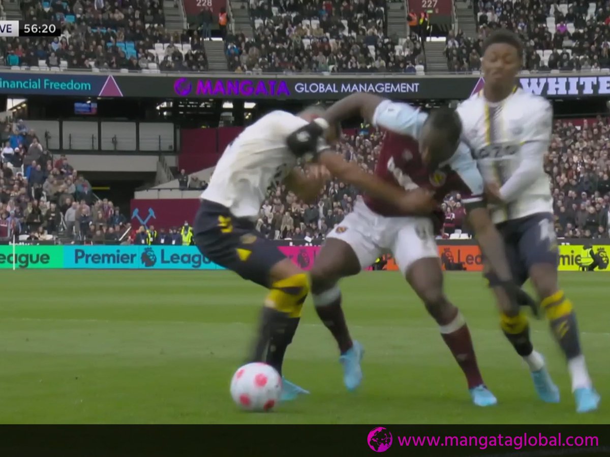 MangataGM's tweet photo. Check out this great action shot of us peaking through in the background at the London Stadium.⚽️

Have you spotted our name in lights at the Stadium? 

#londonstadium #internationalpayrollservices #payrollprovider #associatepartner #associatepartnership #londonstadiumassociate https://t.co/KphfIHWd7z