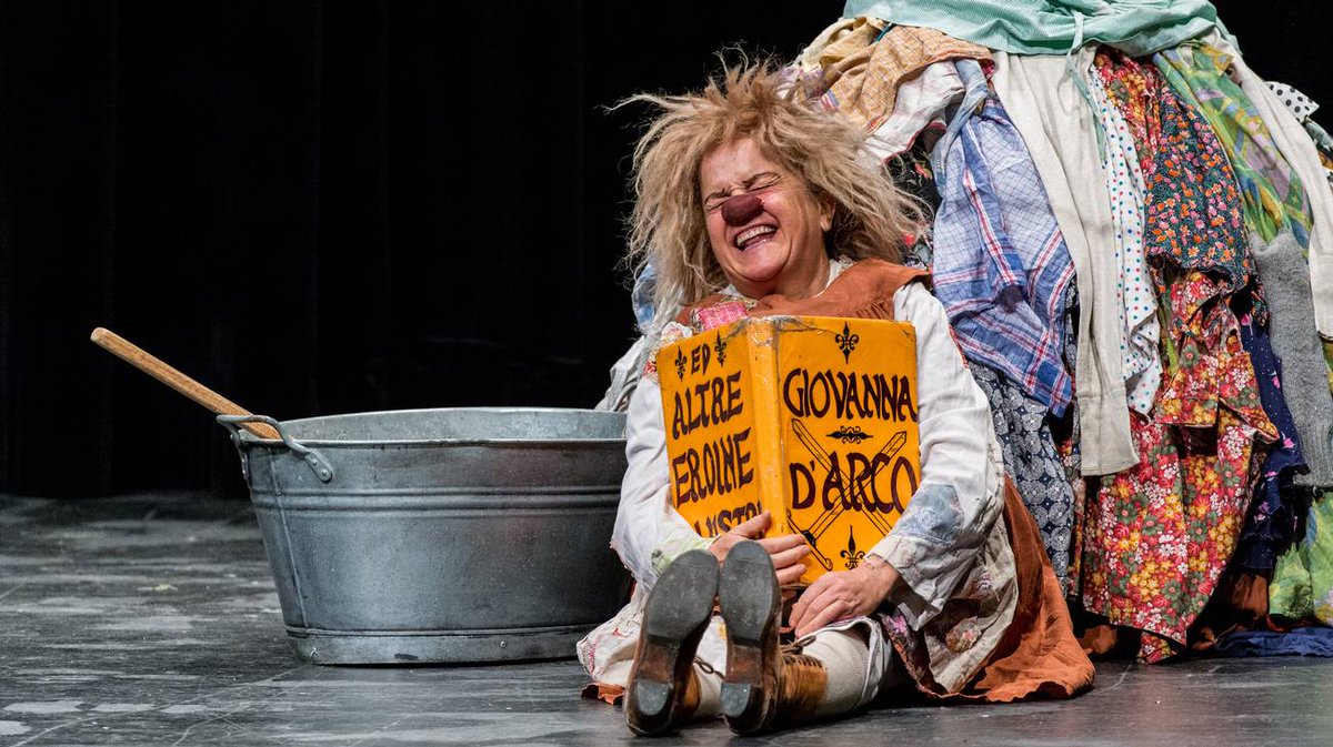 RSIonline's tweet photo. Dalla creazione della clown squinternata Giovanna ai suoi primi spettacoli. Dal raggiungimento del successo professionale a una vita segnata da alti e bassi. #GardiHutter ci racconta di sé e del suo percorso fuori dagli schemi.
Domenica | 20:40 | LA 1 https://t.co/1YYGxiJvqy