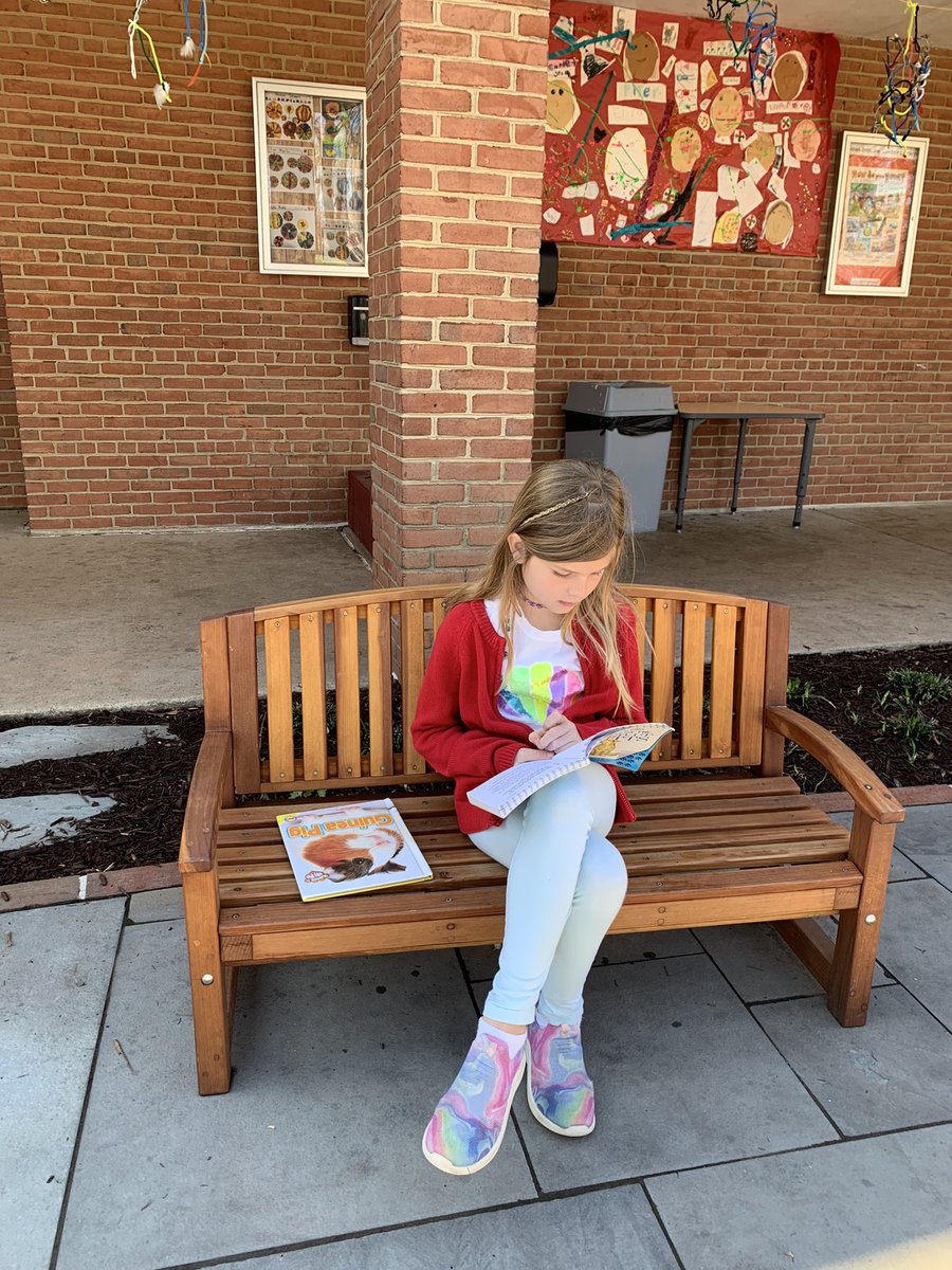 KBteachandstuff's tweet photo. Taking advantage of this beautiful day reading our newly checked-out library books outside! @SSSASsaints #sssasGrade3 #saintsread https://t.co/fifsy7Qnd0