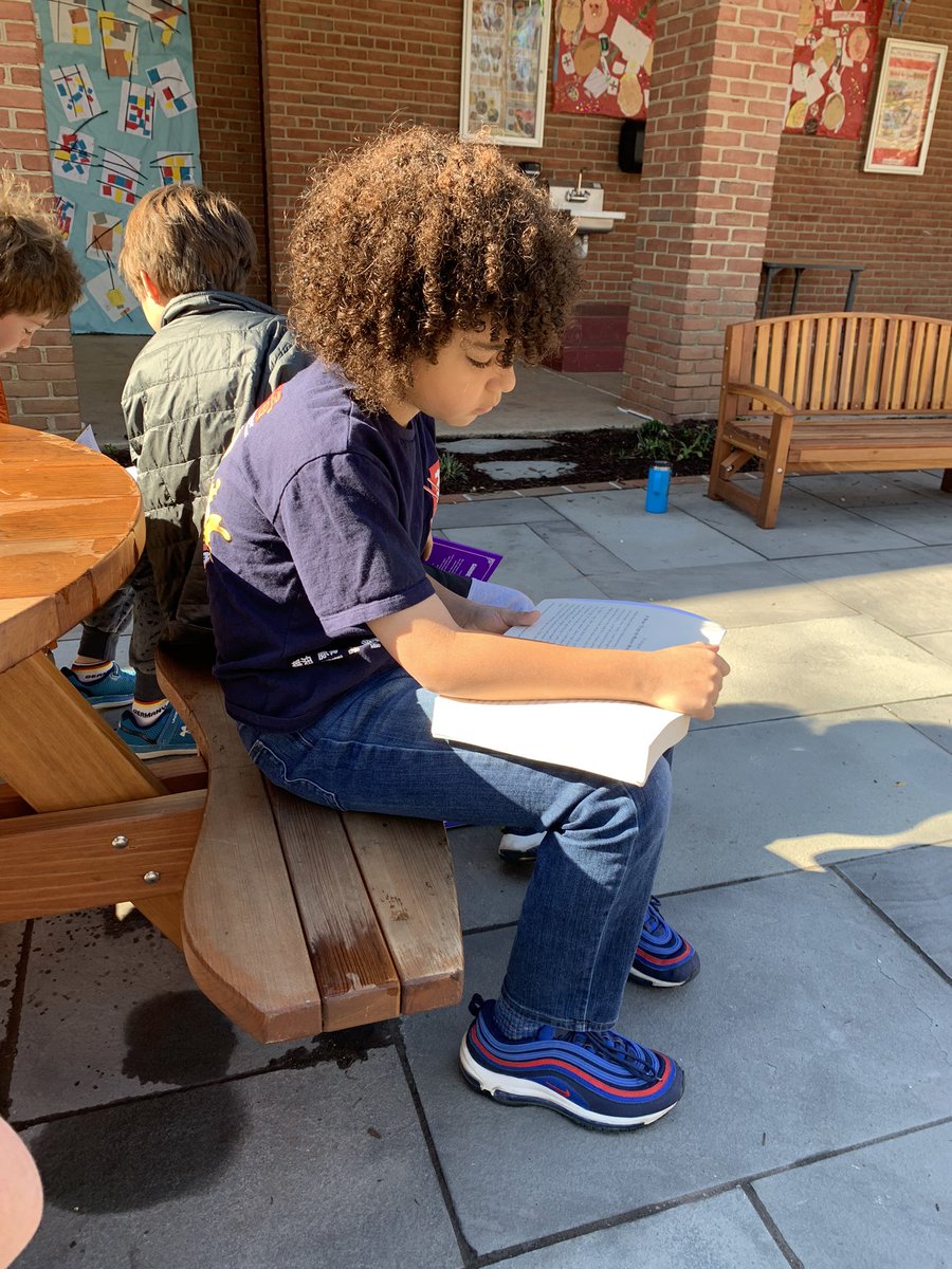 KBteachandstuff's tweet photo. Taking advantage of this beautiful day reading our newly checked-out library books outside! @SSSASsaints #sssasGrade3 #saintsread https://t.co/fifsy7Qnd0