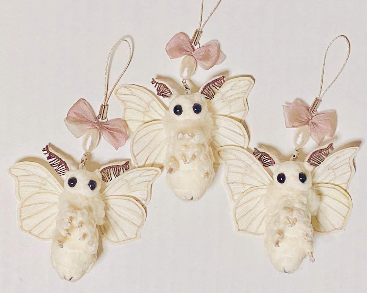 カイコガの小さなぬいぐるみ　刺繍羽・寝そべりver.