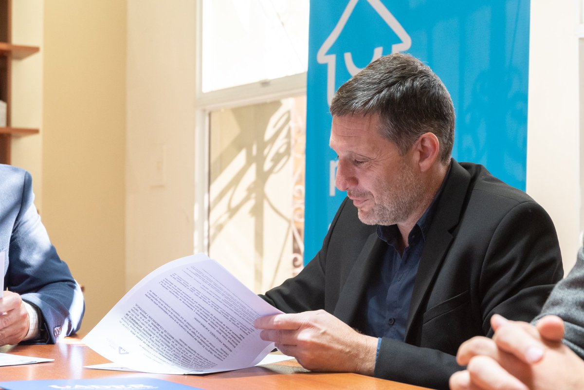 filipuzzilu's tweet photo. Firmamos un convenio marco entre el #IAPV (Instituto Autárquico de Planeamiento y Vivienda) y @uadercomunidad, para habilitar a la firma de uno específico con la Facultad de Ciencias de la Gestión, y llevar a cabo capacitaciones entre ambas instituciones.
#somosUader https://t.co/a7alwPLtgG