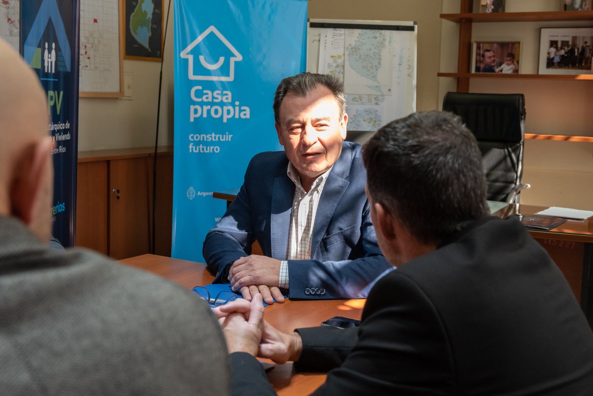 filipuzzilu's tweet photo. Firmamos un convenio marco entre el #IAPV (Instituto Autárquico de Planeamiento y Vivienda) y @uadercomunidad, para habilitar a la firma de uno específico con la Facultad de Ciencias de la Gestión, y llevar a cabo capacitaciones entre ambas instituciones.
#somosUader https://t.co/a7alwPLtgG