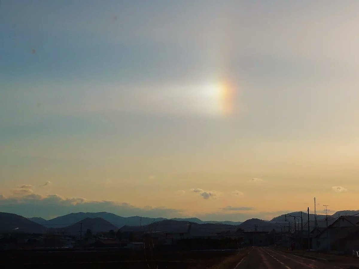 towaainutronica's tweet photo. #ハロ #幻日 #幻日環 #幻日現象 #幻日🌈 #日々日記 #いまそら #かこそら #空 #picoftheday #photooftheday #instagood #instapeace #灌仏会 #仏陀の誕生日 #お釈迦様の誕生日 #花祭り https://t.co/1cLmwdmCcp