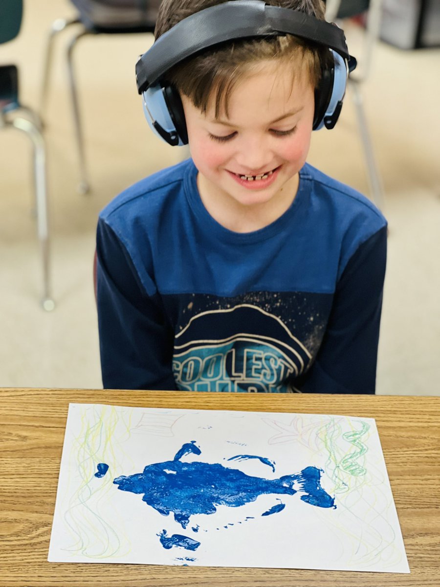 ClassWithCarly's tweet photo. We enjoyed making “gyotaku!”🐟 Thank you @frysensei and @EES_ArtRoom for this fun and engaging lesson! #everybodylearns #mustangpride🐴💙 https://t.co/hGoZv7VlUK