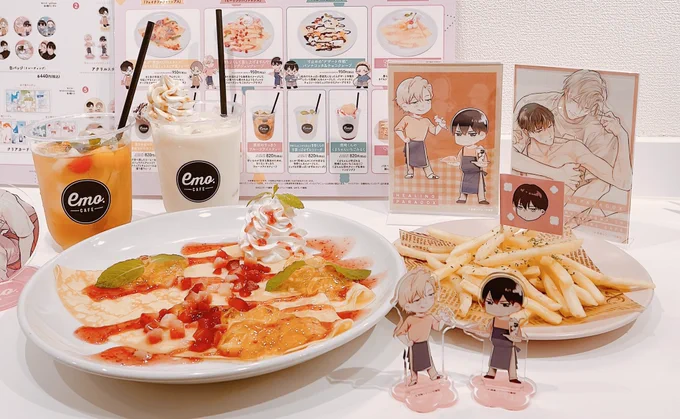 明日(4/9~)からemo cafeさんにて開催される #Qpa春のドラマCD祭カフェ にお邪魔してきました…!グッズもメニューも実物めちゃくちゃかわいいですもう空間が全部かわいくて…あとアクスタが…かわいいんです…✨💆‍♂️👔✨🍓 