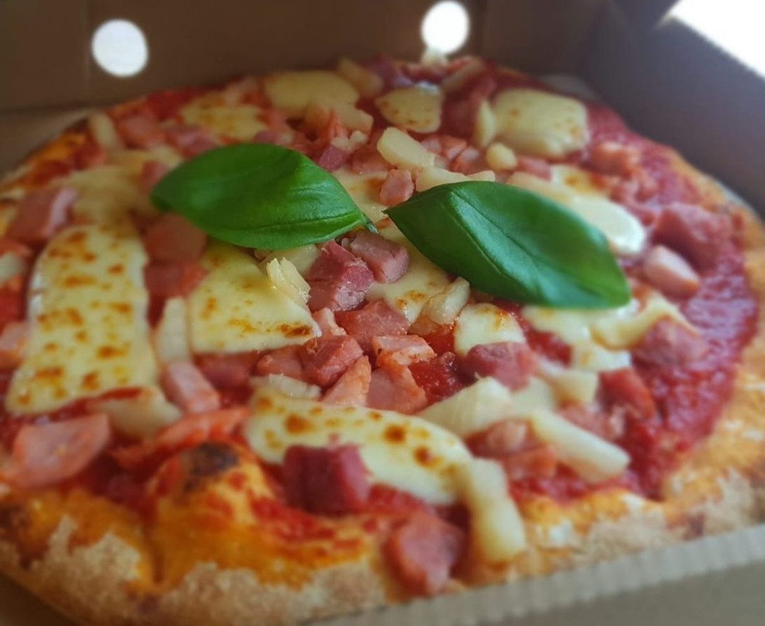 Crust &amp; Tipple 🍕🍕🍕 Exclusive 10% Off! @ Chester Eats

Crust &amp; Tipple offers a wide range of great wood-fired pizzas!🔥🔥

🛵Open and live on ChesterEats from 5pm😍
Only on Chester Eats

Download the App now 📱 --->
onelink.to/chester-eats 🤩