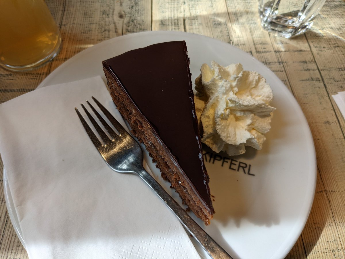 It's not a proper trip to London without stopping by @KipferlCafe for the best sachertorte this side of Vienna 🇦🇹