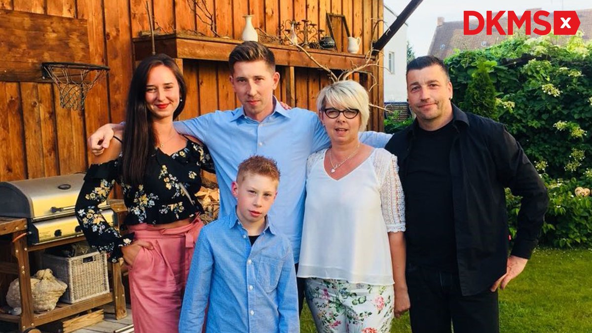 DKMS_de's tweet photo. „Ich möchte meine Kinder aufwachsen sehen. Jeder kann in diese Situation kommen, jeder kann helfen. Eine Registrierung ist so einfach“, bittet Lars (46). 🙏Er hat #Leukämie und braucht eine #Stammzellspende. #Hilfmit - Deine #Registrierung zählt: https://t.co/C1XqsKBYng https://t.co/pv33m5CIkY