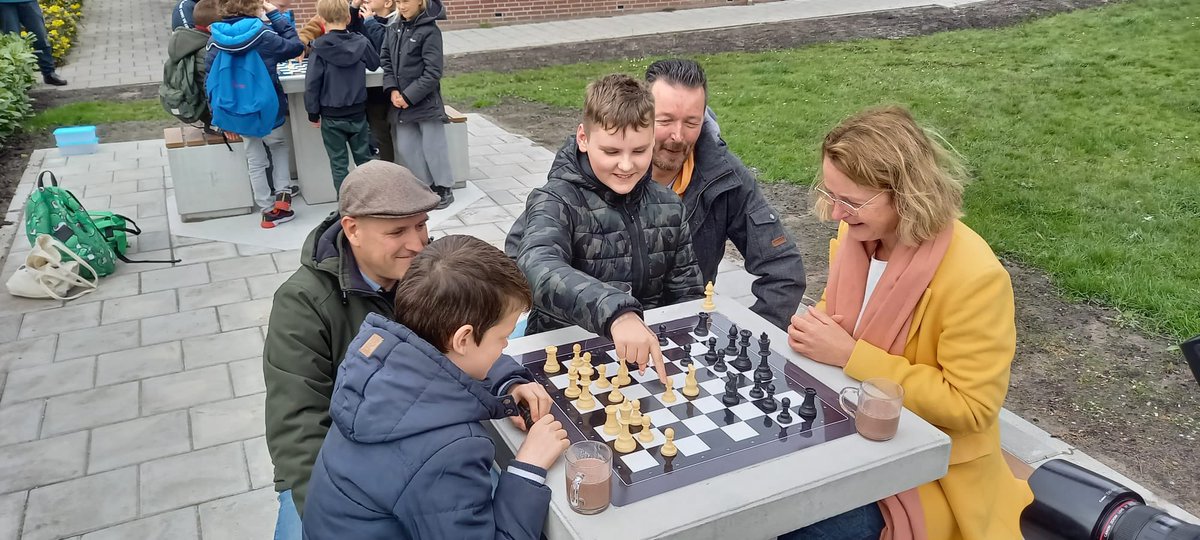 ChristaDenkt's tweet photo. Op verzoek van Herbert en st. Pentachess zette @5heerenlanden twee schaaktafels in Meerkerk. Zo kan de jeugd op een leuke manier leren schaken en hebben inwoners er ook iets aan. Ik mocht een potje schaak spelen tegen Ingmar. Ik kreeg hulp van Vincent. (maar ik verloor toch) https://t.co/asMCDNbv6h