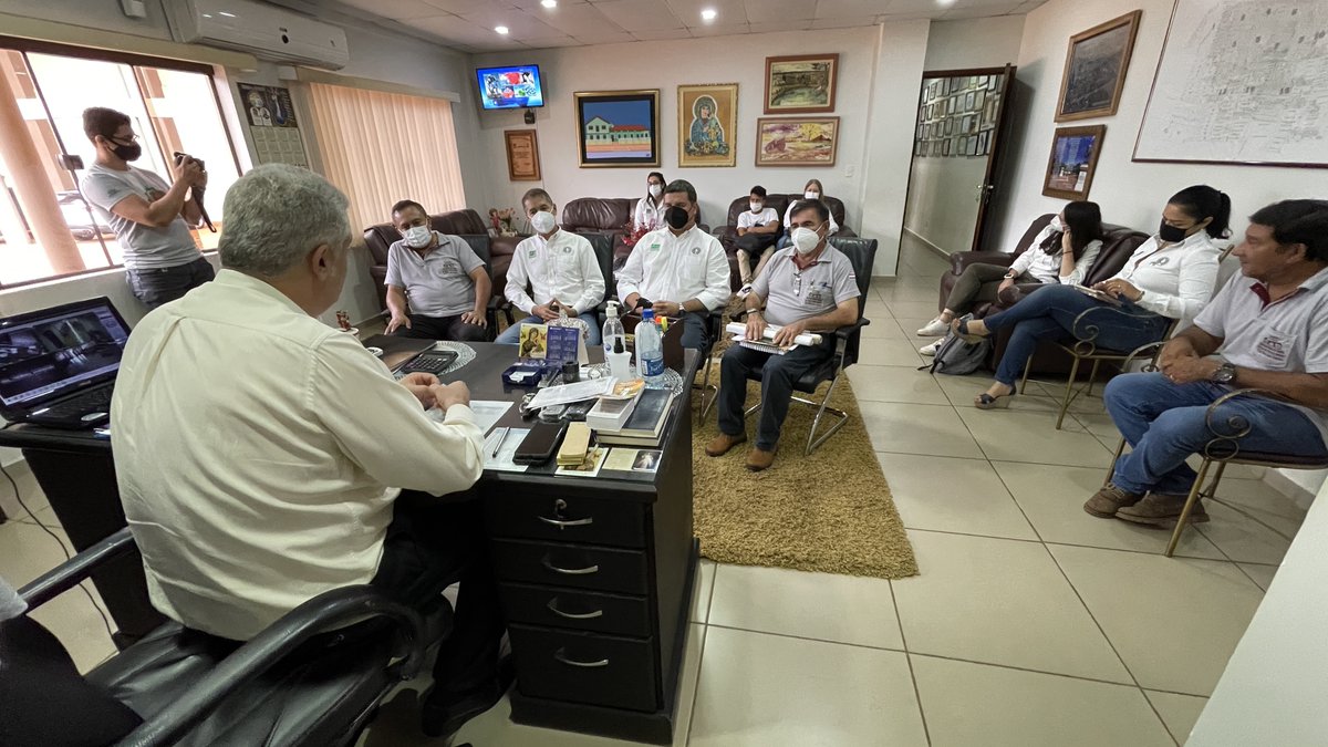 El Decano de la Facultad de Ciencias Agrarias y el Consejo Directivo Universitario de San Lorenzo, visitan al Intendente José Carlos Acevedo con propuestas de cooperación para la construcción de residencia estudiantil y laboratorio de suelo.
