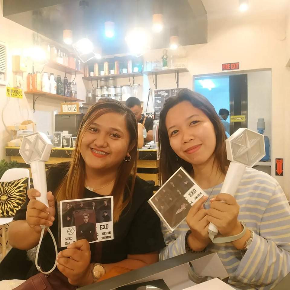 ReveluvJill's tweet photo. @ilovevyah and I just got our eribongs. Just in time for the 10th anniversary. Thank you @gmrdckay for the smooth transaction ❤
#EXO10thannivesary https://t.co/aIYRcvMTzc