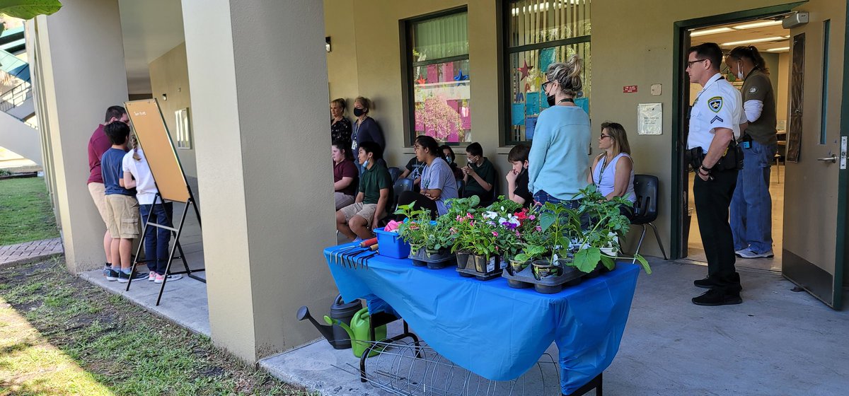 WalkerMiddleIB's tweet photo. @JaycoxJim's Access students teach us about plants and invited us to help plant their garden. #IBKnowledgeable #IBaRisktaker https://t.co/baRFogkSu7