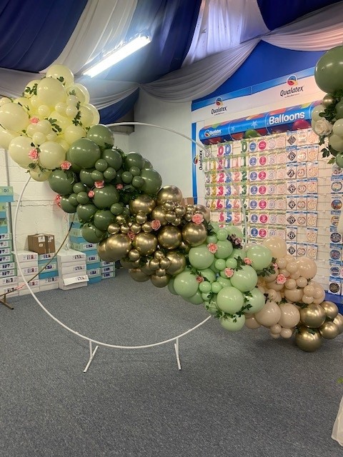 PartyIrish's tweet photo. Impressive displays made at our Balloon Training today 🎈

Using the new Belbal Pastel Range - Kiwi Cream, Alabaster, Vanilla &amp; Rosemary Green 

https://t.co/nedc2ZP0nf https://t.co/1oMptFj8jE