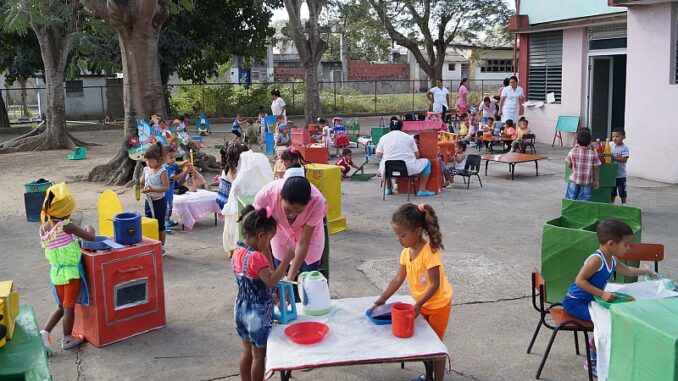 #CubaMined #EducacionMayabeque Los trabajadores y estudiantes de nuestro Instituto Felicitamos a los trabajadores de los Círculos Infantiles en un aniversario más de su creación.