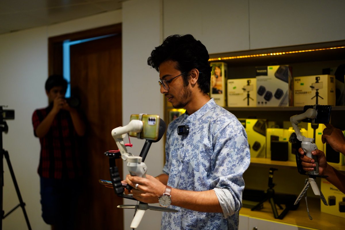 IshmamRahim's tweet photo. Yesterday, the students from the course Mobile Journalism of ULAB visited the country's first mobile based newsroom 'Bangladesh Times'. The Future of Journalism is Mobile. Ulabians are fortunate to have MoJo as the course for the major Digital Journalism. 
@MoJoJamil #Mojo https://t.co/RNFWXNO1U4