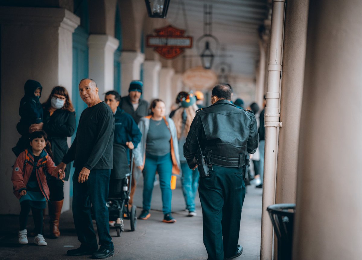 Tones of blues 📸

#streetphotography #cinematicvibes #cinematicstreets #streetphotographer #lightroomedits #streetphotos #sonyshots