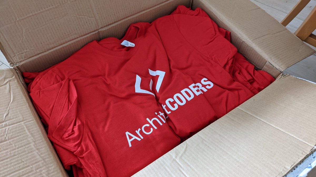 antonioleivag's tweet image. Ha llegado la mercancía! Las camisetas para nuestros alumnos y alumnas de #ArchitectCoders