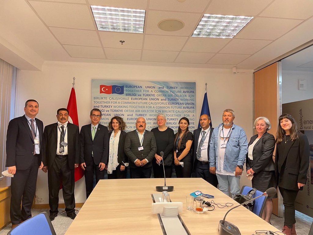 EUDelegationTur's tweet photo. AB Delegasyonu, 8 Nisan Dünya Romanlar Günü münasebetiyle, Roman Diyalog Ağı @romandiyalogagi ve Roman Hakları Derneğinden @RomHakDer oluşan iki sivil toplum heyetini ağırlayarak, verimli bir görüş alışverişinde bulundu.🇪🇺🇹🇷 https://t.co/AK34TTypiV