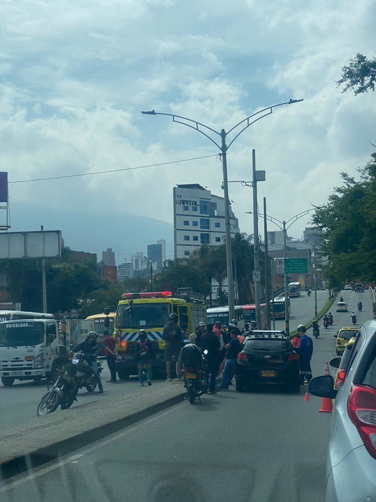Guardianes_Ant's tweet photo. #AEstaHora para reportar movilidad reducida en Cl. Colombia sentido occidente oriente por incidente de tránsito con peatón lesionado, #BomberosMedellin #APH123 atienden la novedad. #MovilidadMedellin #GuardianesAntioquia https://t.co/asxoSEQ2Hh