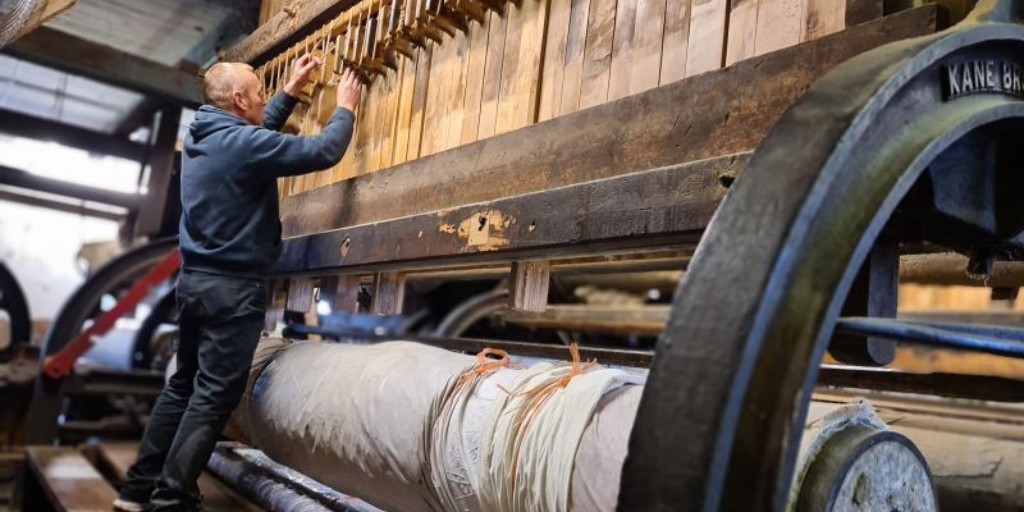 ual_ftti's tweet photo. Join @UAL to work as the R&amp;D Project Lead for @WmClark1736. The project aims to modernise their beetling equipment and processes to enhance sustainability.
https://t.co/Mo3XSnFxpN
#BFTT #CreativeClusters #IndustrialStrategy #Fashion #Textiles #Technology https://t.co/6CuUwjtzfj