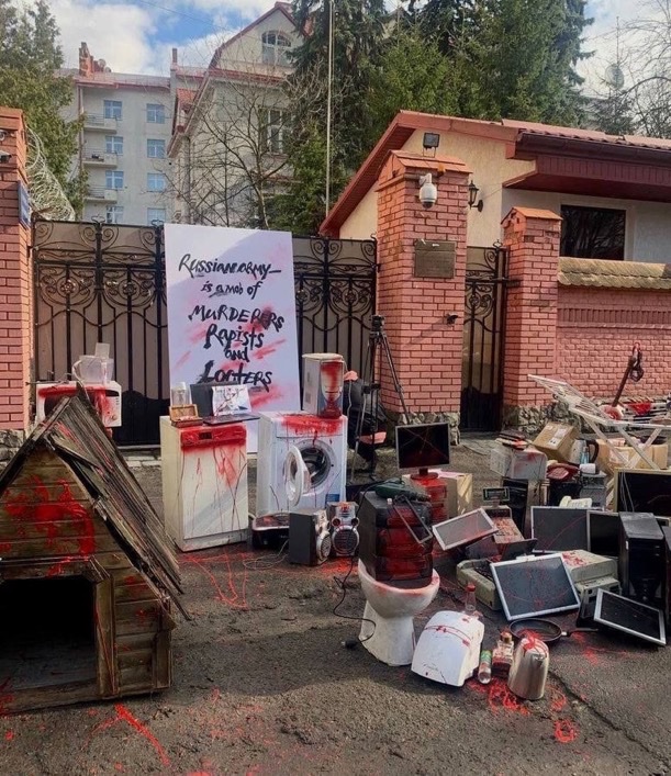 lugeration's tweet photo. Menschen haben begonnen, Dinge vor russischen Botschaften abzulegen, als Protest gegen die Plünderungen, der russischen Soldaten.

An alle Berliner: Neuer Spermüll Termin 10. April 2022, Ort: Unter den Linden 63-65.

#Putin #Lavrov #Netschajew https://t.co/ibRWz5sAD5