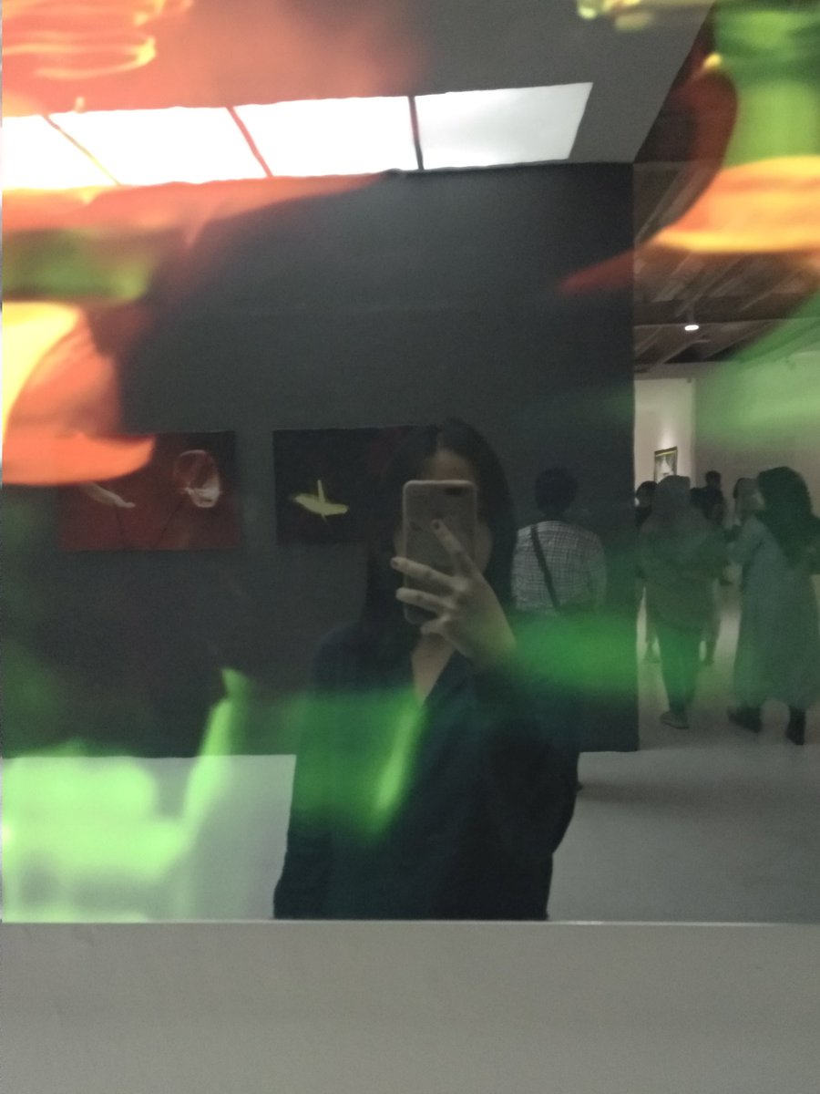 yantinainggolan's tweet photo. I miss mirror selfie at art exhibition π€³ #ArtJogMMXIX https://t.co/vA6buAKMeZ