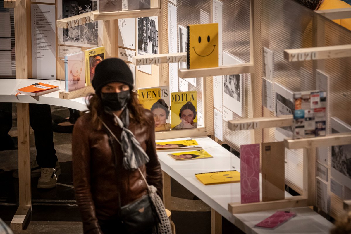 gva_IVAM's tweet photo. 📖 Feliç #DiaDelLlibre!
📚 Fins demà pots a visitar ‘El llibret de falla: una oportunitat cultural’ a l’#IVAM, projecte dirigit per Ricardo Ruíz en el marc de @WDCValencia2022, que ha convertit el vestíbul del museu en una biblioteca participativa i efímera de #LlibretsDeFalla! https://t.co/dl9BwQGPd9