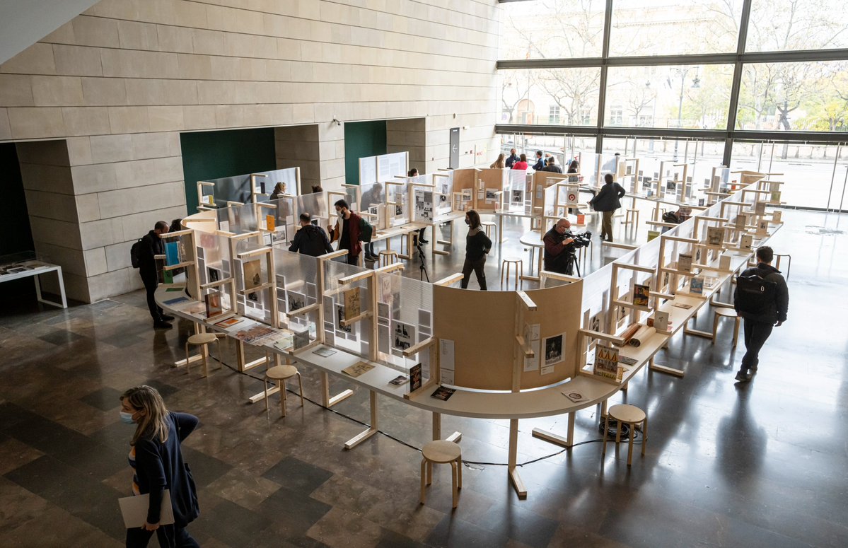 gva_IVAM's tweet photo. 📖 Feliç #DiaDelLlibre!
📚 Fins demà pots a visitar ‘El llibret de falla: una oportunitat cultural’ a l’#IVAM, projecte dirigit per Ricardo Ruíz en el marc de @WDCValencia2022, que ha convertit el vestíbul del museu en una biblioteca participativa i efímera de #LlibretsDeFalla! https://t.co/dl9BwQGPd9