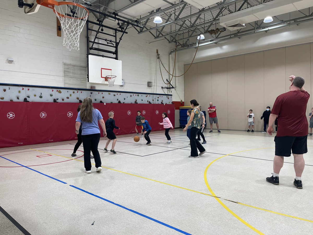 iTeach_3rd's tweet photo. We had so much fun during our teachers vs students basketball game today! Mrs. Baillieul, Mrs. Dring, and Mrs. Kennedy all made baskets too! 🏀 @WindsorFarmES https://t.co/Ugul29gpr5