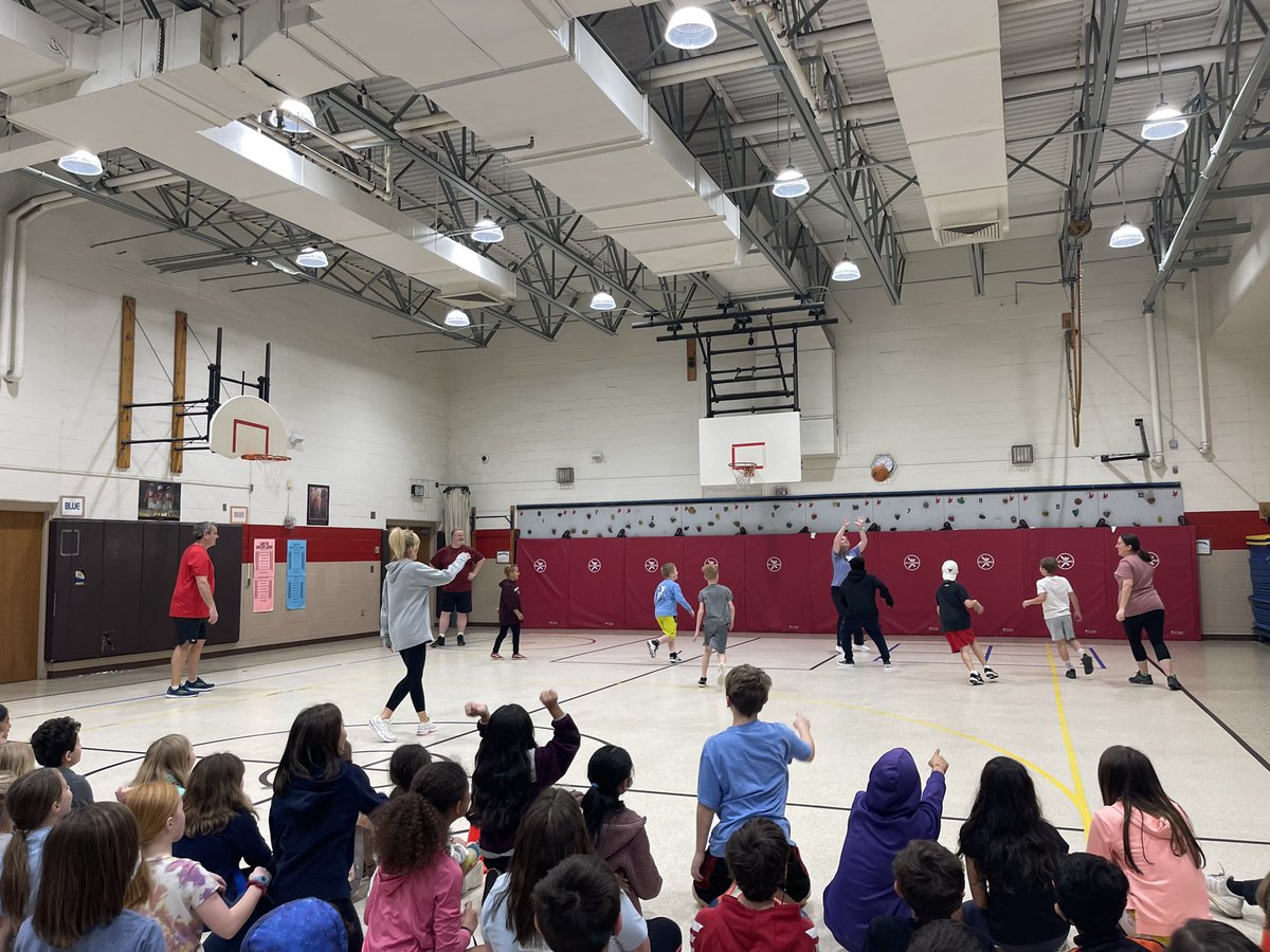 iTeach_3rd's tweet photo. We had so much fun during our teachers vs students basketball game today! Mrs. Baillieul, Mrs. Dring, and Mrs. Kennedy all made baskets too! 🏀 @WindsorFarmES https://t.co/Ugul29gpr5