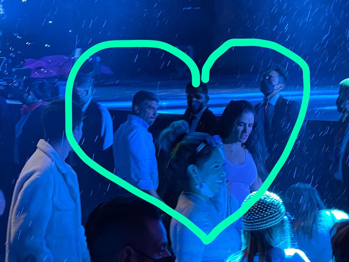 MarshaGastelum's tweet photo. Lo negaban y ya hasta se dejan ver juntos. El alcalde @mauriciotabe y su directora @AlessandraRdlv ahora pareja sentimental, disfrutando en 1a fila el concierto de Gloria Trevi en el Auditorio nadie me lo contó yo los ví. @ContraloriaCDMX no es nepotismo que tu novia sea tu DG? https://t.co/mtH9FmMieq