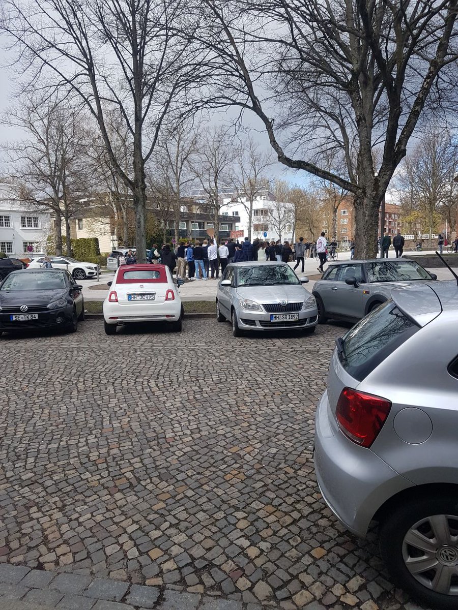 reclaimrosalux1's tweet photo. #hh0804 2022 #ECHSPERTISE
eben noch #Winterhude 
wie geil ist das denn?😂😂😂😂 die #schwurbel vereinnahmen ein kleines kind für eine aktion vor 1 #schule heute morgen. in #hamburg und wer war auch da? 😂😂😂😂 #antiverschwurbelteaktion https://t.co/fKX99Js19m
