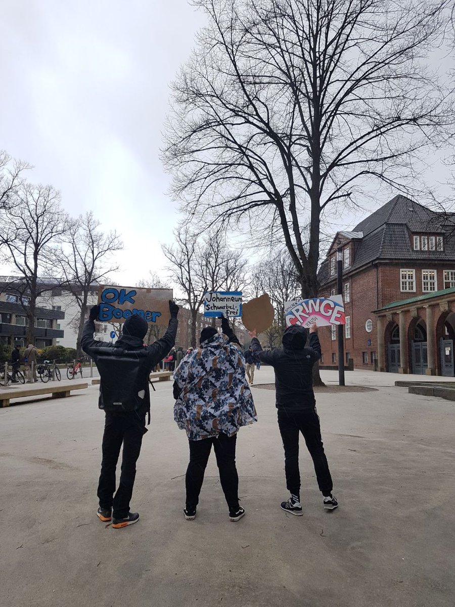 reclaimrosalux1's tweet photo. #hh0804 2022 #ECHSPERTISE
eben noch #Winterhude 
wie geil ist das denn?😂😂😂😂 die #schwurbel vereinnahmen ein kleines kind für eine aktion vor 1 #schule heute morgen. in #hamburg und wer war auch da? 😂😂😂😂 #antiverschwurbelteaktion https://t.co/fKX99Js19m