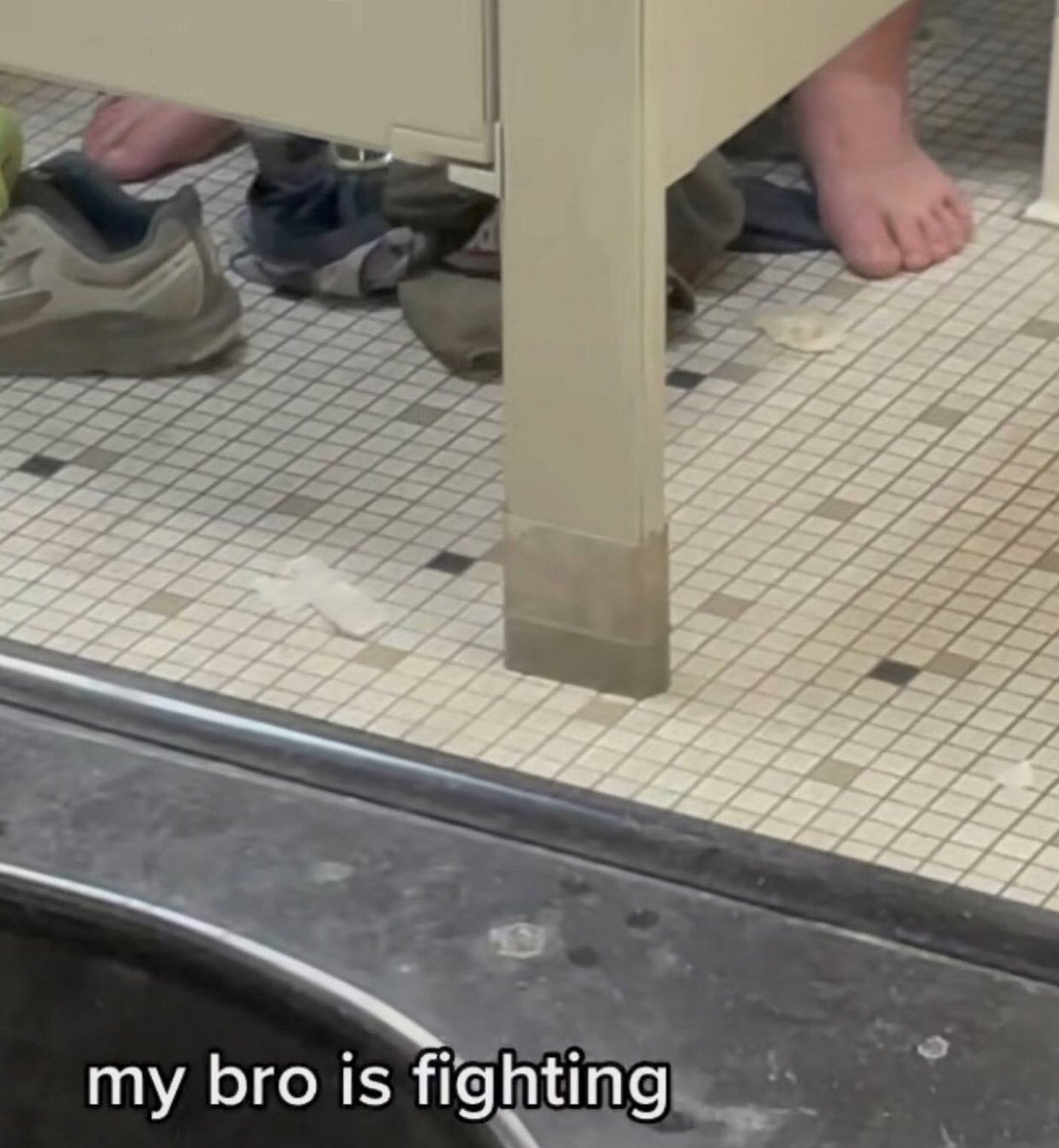 spaceeong's tweet image. bare feet in the public restroom is insane