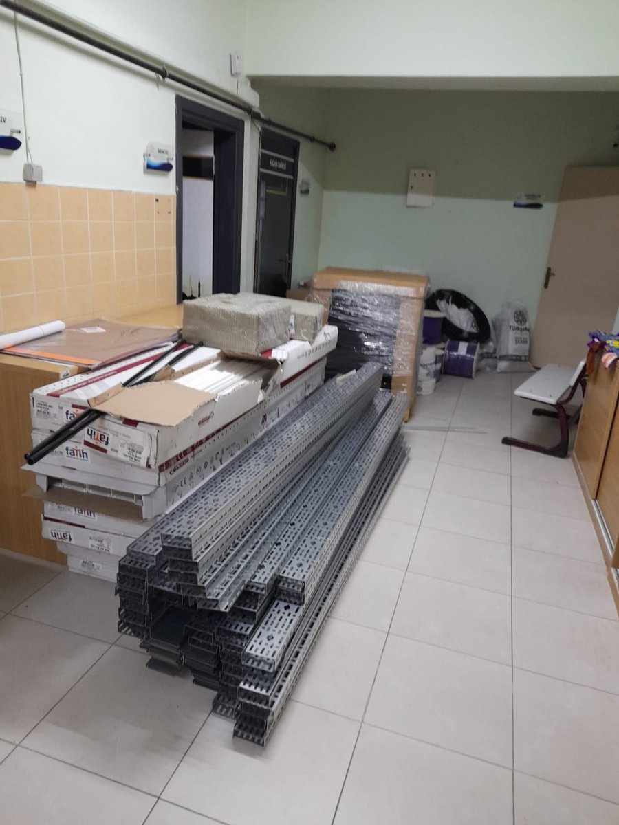 Okulumuza bugün akıllı tahtalar getirildi. Kurulumuna başlanıldı. En kısa zamanda öğretmen ve öğrencilerimizin hizmetinde olacaktır. Emeği geçenlere teşekkür ediyoruz. <a href="/tcmeb/">Millî Eğitim Bakanlığı</a> <a href="/memleventyazici/">Levent Yazıcı</a> <a href="/istanbulilmem/">İstanbul İl Millî Eğitim Müdürlüğü</a> <a href="/mucipkina/">Mucip KINA</a> <a href="/FatihilceMEM/">Fatih İlçe Millî Eğitim Müdürlüğü</a>