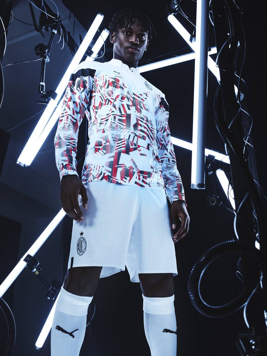 acmilanbr's tweet photo. #MoveLikeMilan 🔴⚫️
Essa é nossa nova coleção #ACMilan x #Nemen. Reserve agora ➡️ https://t.co/nKbJDVwjeU 🤩
@pumafootball @PUMA #SempreMilan https://t.co/5CSO9GpPoo