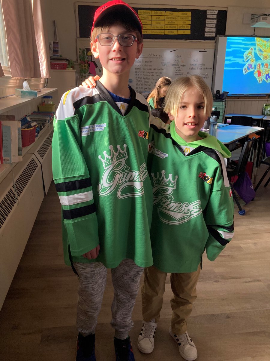 FIecoleCentral's tweet photo. Some friends from 4/5Wolfe getting into the Jersey/Hat Spirit Day fun! #raysrock https://t.co/Xhpp1dU8rm