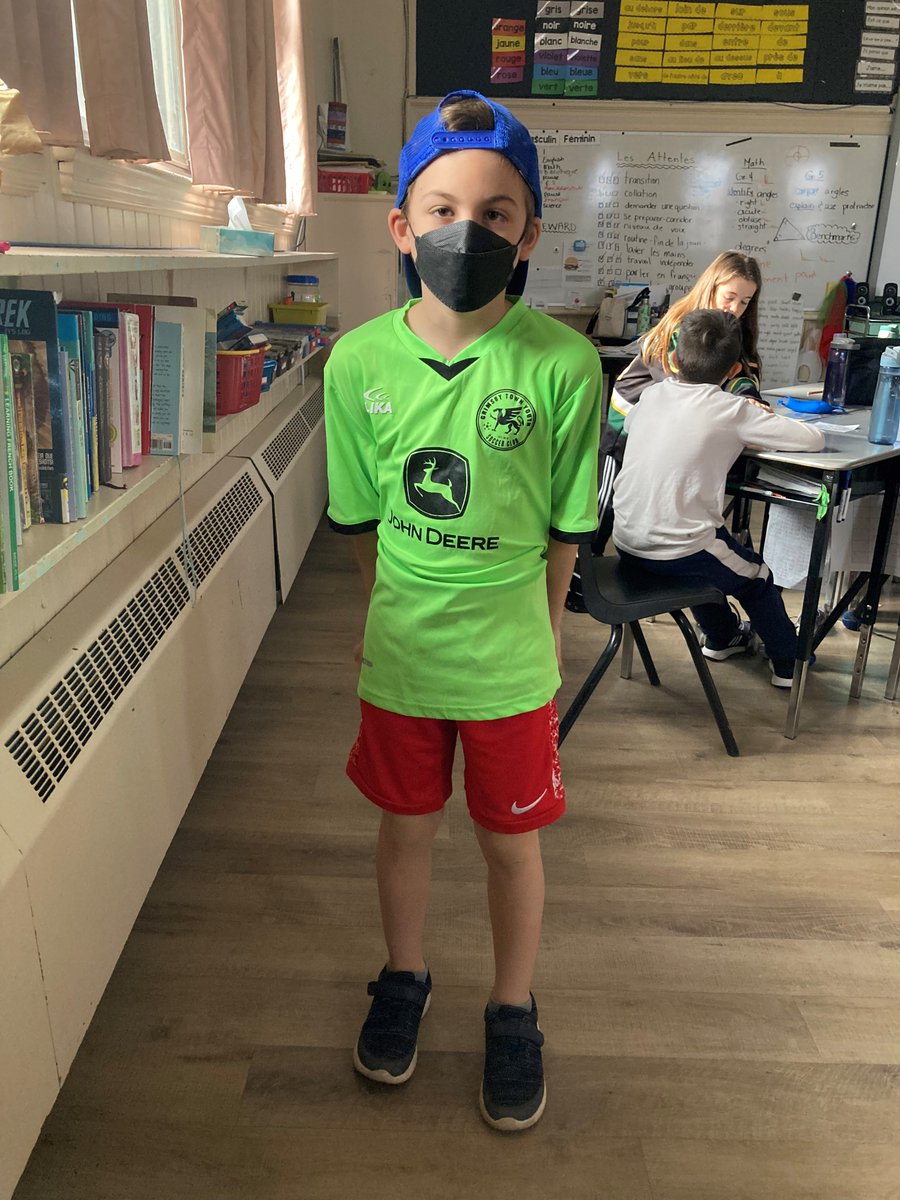 FIecoleCentral's tweet photo. Some friends from 4/5Wolfe getting into the Jersey/Hat Spirit Day fun! #raysrock https://t.co/Xhpp1dU8rm