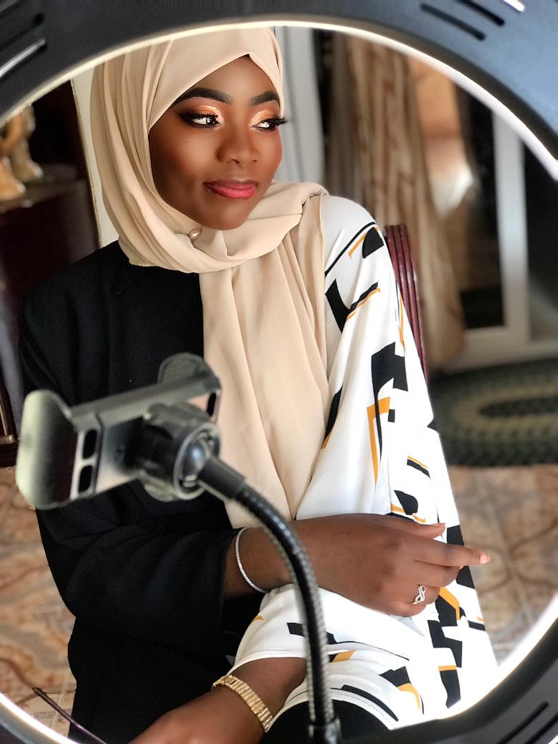 FatouMarone11's tweet photo. Coucou suis nouvelle qui pour m'accueillir 🥰🥰 https://t.co/RIe7PngN82