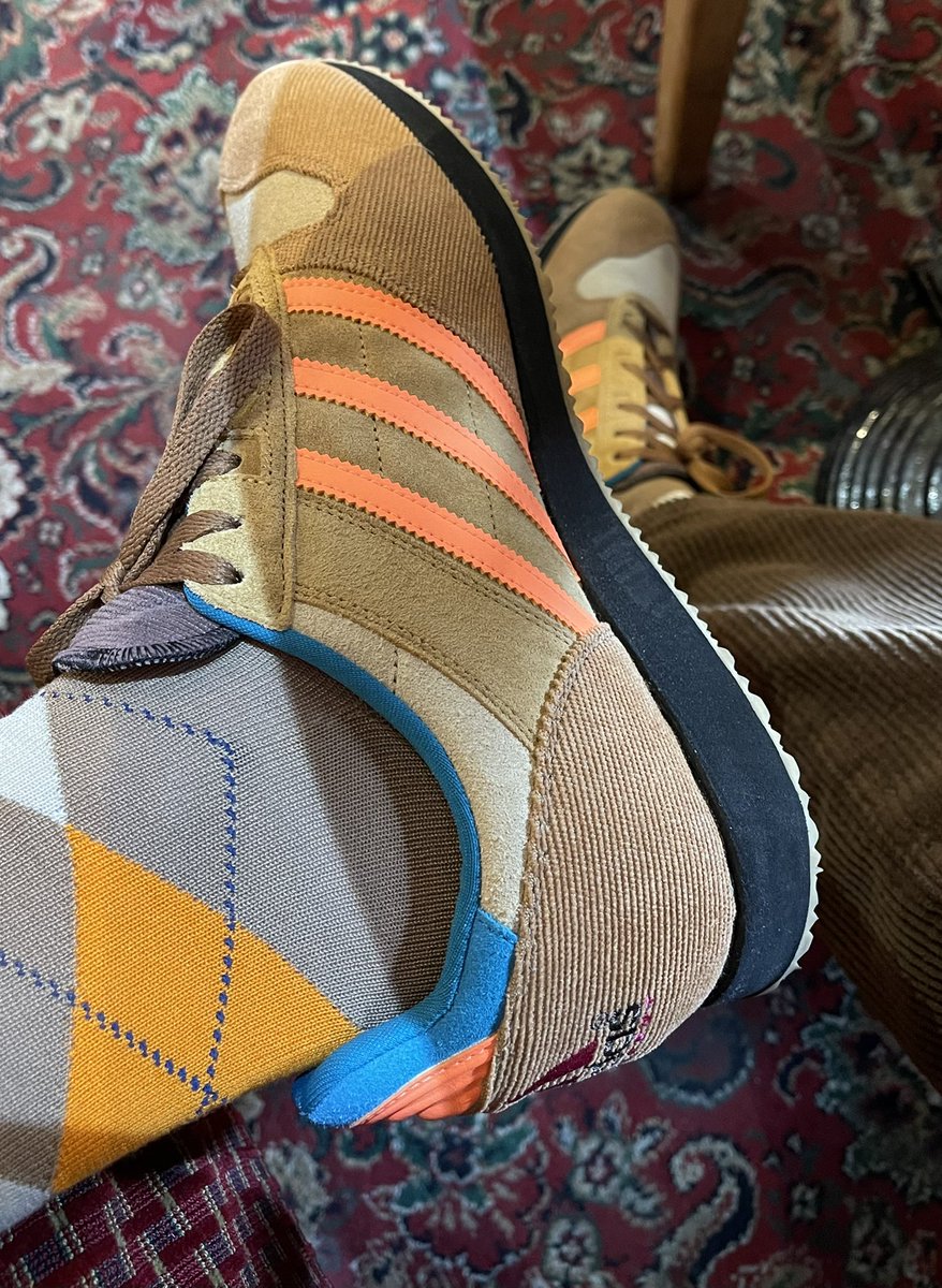 AlanWil29662916's tweet photo. Haven’t done one for a while. Todays combo #HANONxadidasEQTRaceWalkWorkingMensClub & #burlingtonsocks 👟 🧦 🤎🧡💛#shareyourstripes #socksoutfriday @adiFamily_ https://t.co/QfBvwydtKB