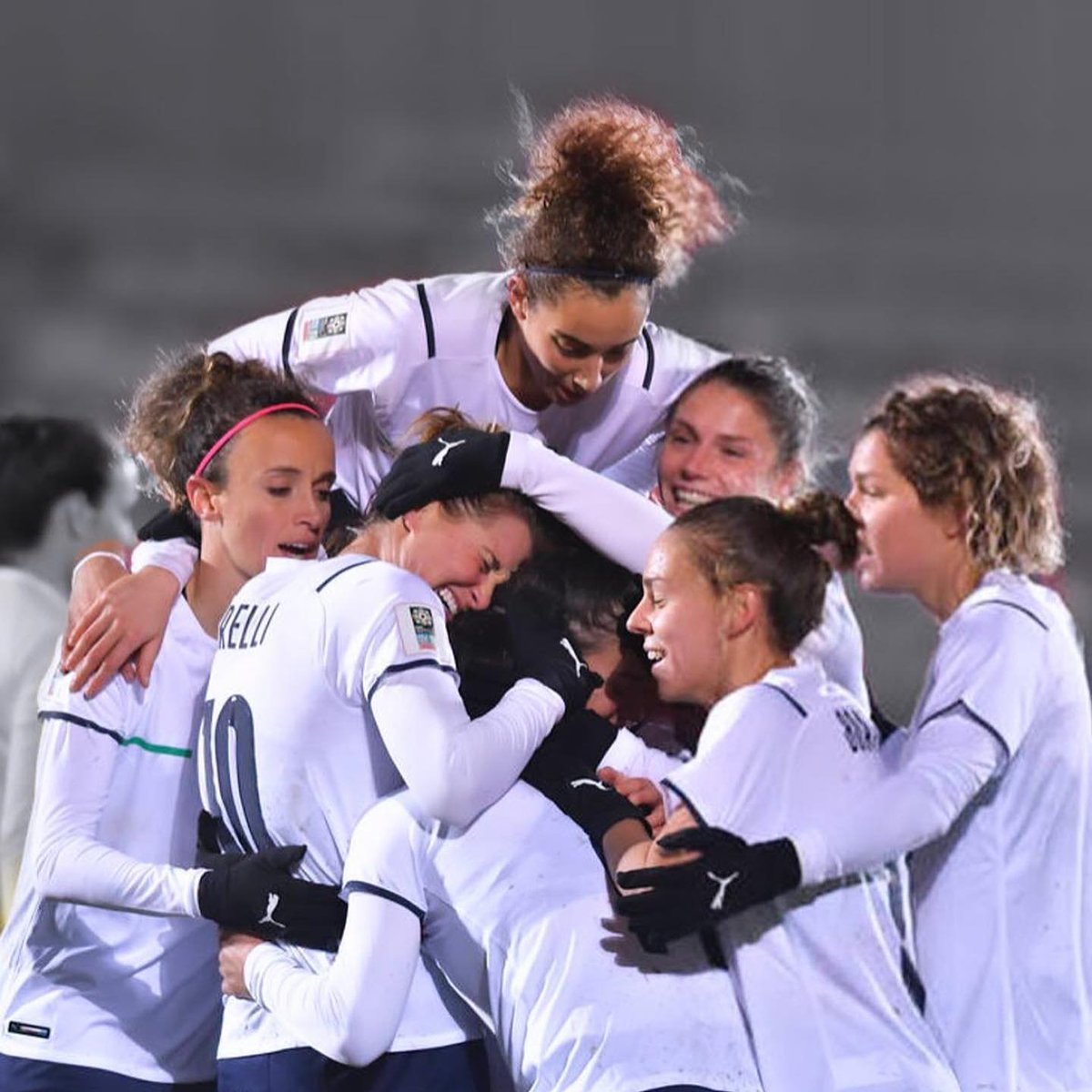 frances14372469's tweet photo. Questa sera alle 19:00 su #RaiSport giocano le Azzurre 💚🤍❤️
🇮🇹 #ItaliaLituania 🇱🇹
Forza ragazze @AzzurreFIGC 💙🇮🇹
#Azzurre #VivoAzzurro #ITALIT #FIFAWWC #ITA https://t.co/l8ETYEJG3l