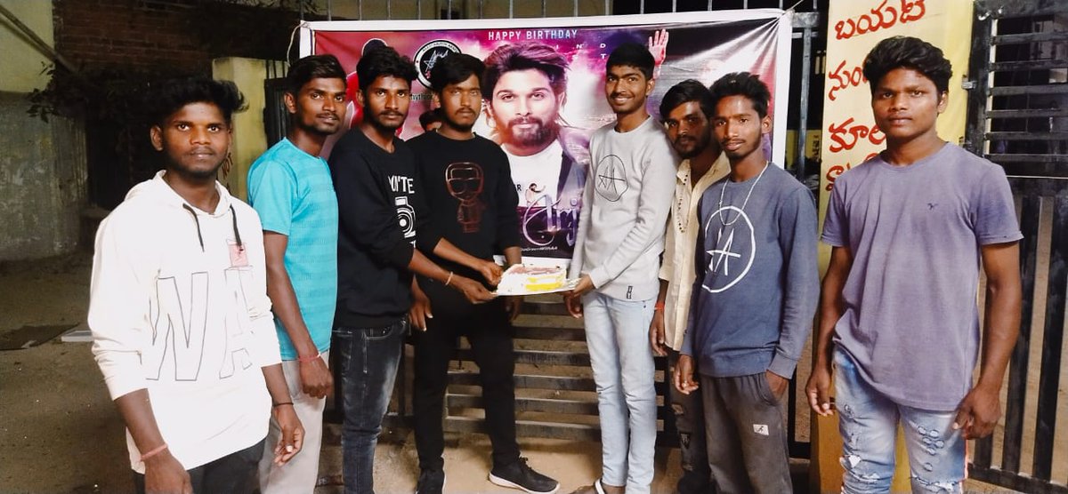 AAArmyMedak's tweet photo. Our Demigod @alluarjun Birthday celebrations by our Team❤️
Once again Happy birthday annaya
#HappyBirthDayAlluArjun https://t.co/hpnvOYJbR8