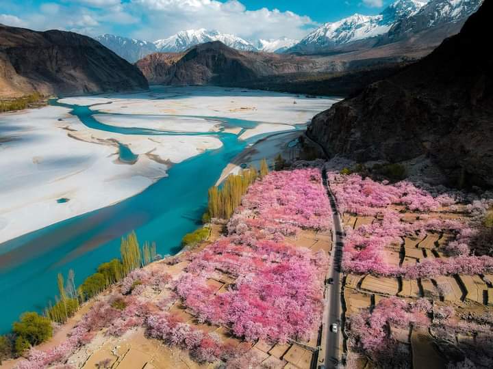Ghanche Valley, Gilgit Baltistan in Spring’s 🌸🌺♥️

#GhancheValley #GilgitBaltistan #VisitPakistan #ExplorePakistan